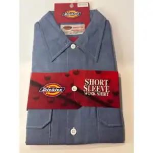 Men's casual short sleeve work shirt in blue, from Dickies. Perfect for work or everyday wear.